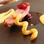 シェ オリビエ - 仏産仔鴨胸肉のロティ、チェリーのソース、クリーミーポレンタ