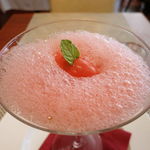 シェ オリビエ - 苺のジュレの上にのったパンナコッタ、苺とパッションフルーツのソルベとソース