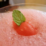 シェ オリビエ - 苺のジュレの上にのったパンナコッタ、苺とパッションフルーツのソルベとソース