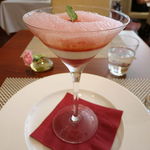 苺のジュレの上にのったパンナコッタ、苺とパッションフルーツのソルベとソース