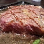 まつちか ステーキ食堂 - 分厚い牛肉の中心部はまさにレア状態