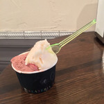 ジェラテリア アクオリーナ - ザバイオーネ チョッコランポーネ ペスカの3種盛り（630円）