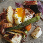 ナクレ - ポーチドエッグと野菜をからめていただく
