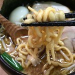 げんまん - 麺は中太のちぢれ麺。特みそこってりラーメン　800円