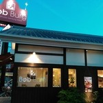 Bob Burg - かわいい感じの店構えです！窓にはブリキの車や飛行機がディスプレイされています。