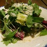 カプリチョーザ - イタリア産パルミジャーノチーズとベビーリーフのサラダ。