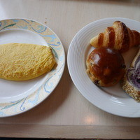 ザ・テラス - 朝食ブッフェ。シェフに作ってもらったオムレツとパンです。