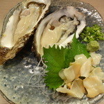 左：真がき、右：つぶ貝刺