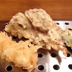 天金 - 天ぷら定食 1080円 の海老、舞茸