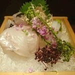 有いち - 奥側から、釣りアジ、すずき、いか。
      生醤油、スズキの肝和え醤油、アサツキポン酢でいただきます