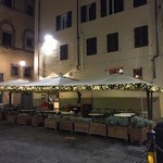 TRATTORIA 4 LEONI - 隠れ家感満載ですね。奥の白い建物がレストランです。