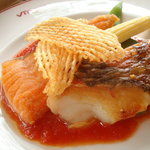 ブラッスリー・ヴィロン - 2010/05　鮮魚のポワレ。ペルノーオレンジトマトソース(１４７０円)。