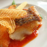 ブラッスリー・ヴィロン - 2010/05　鮮魚のポワレ。ペルノーオレンジトマトソース(１４７０円)・・・の白身魚。