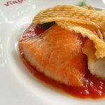 ブラッスリー・ヴィロン - 2010/05　鮮魚のポワレ。ペルノーオレンジトマトソース(１４７０円)・・・のサーモン。