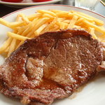 ブラッスリー・ヴィロン - 2010/05　牛ステーキ２００ｇとフレンチフライポテト(２１００円)。