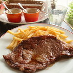 ブラッスリー・ヴィロン - 2010/05　牛ステーキ２００ｇとフレンチフライポテト(２１００円)。