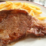 ブラッスリー・ヴィロン - 2010/05　牛ステーキ２００ｇとフレンチフライポテト(２１００円)。