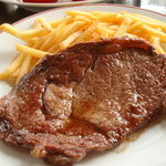 ブラッスリー・ヴィロン - 2010/05　牛ステーキ２００ｇとフレンチフライポテト(２１００円)。