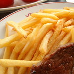 ブラッスリー・ヴィロン - 2010/05　牛ステーキ２００ｇとフレンチフライポテト(２１００円)。