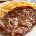 ブラッスリー・ヴィロン - 2010/05　牛ステーキ２００ｇとフレンチフライポテト(２１００円)。