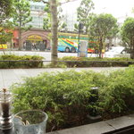 ブラッスリー・ヴィロン - 2010/05 店内から見える外の景色。