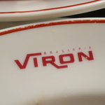 ブラッスリー・ヴィロン - 2010/05　お皿に書いてあるお店のロゴ。