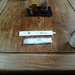古久家 - 旧いケヤキのテーブル