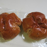 パン工房 - 朝食用には２種類、最初は大好きなくるみの入った米粉くるみボール２個入り１９０円。
      