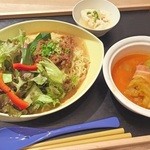 Wago Han To Kafe Chawan - 冷やし担々麺とトマトロールキャベツ