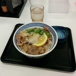 吉野家 - ねぎ塩おろし豚レモン(並・500円)。暑さに負けず食が進む味付けに脱帽です。ネギ塩はトントロ風の味わいで、レモンを絞るとまたこれが美味い。