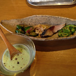かく田 - 先付け きゅうりピリ辛、しろ菜胡麻和え、〆鯖、えんどう豆冷製スープ