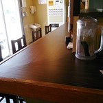 厨房を囲むコの字型のカウンター席と小上り席1つ