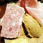 トラディシオン - 豚肉のリエット
　鶏白レバーとフォアグラのムース
　自家製ロースハム
　パテ・ド・カンパーニュ
　生ハム
　砂肝のコンフィ
　ピクルス
　ザワークラウト