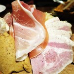 トラディシオン - 豚肉のリエット
　鶏白レバーとフォアグラのムース
　自家製ロースハム
　パテ・ド・カンパーニュ
　生ハム
　砂肝のコンフィ
　ピクルス
　ザワークラウト