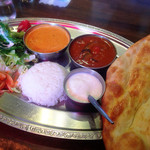 サールナート - バタークリームと本日のカレー（ナスとズッキーニ）