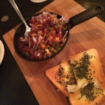 フジマルクラフト - チリとバゲット、チリはお手製、オニオン、レタスのシャキシャキ感がバゲットにピッタリ。