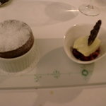 マダム・トキ - チョコレートスフレ。アイス添え