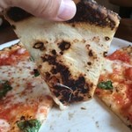 ピッツェリア ダ マッシモ - 【2015年07月】マルゲリータの裏側、裏面も焼けております(^^♪