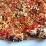 ピッツェリア ダ マッシモ - 【2015年07月】マリナーラのアップ、この日は「耳が焦げ気味」ですが、店主がこすって落としてから提供してました。