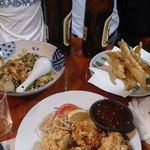 新日の基 - ゴーヤチャンプルー（左上） 680円、穴子天ぷら（右上） 750円、鶏唐揚げ（手前） 650円