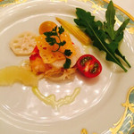 名古屋東急ホテル宴会場 - オマール海老と帆立貝のロンドール
            プチサラダ添え
            爽やかなレモンのヴィネグレット