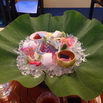 つる幸 - ハスの葉の上に配置されたお造りは、彩り鮮やかでとにかく美しいとしか言いようがありません