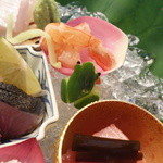 つる幸 - カエルも彩を添えています