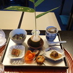 つる幸 - 金粉をまぶした笹の下には、トリュフ入りさつま揚げや、ほおずきに見立てたフォアグラとユリ根等・・・絶句です