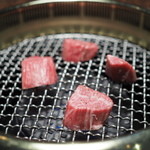 焼肉うしごろ - エンピツさまを焼いている図