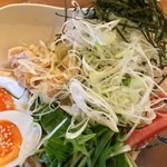 昌平ラーメン - 崩すとネギ、水菜、蒸し鶏がメイン具材