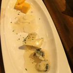 ESOLA - 「チーズ3種盛り合わせ＋1」というか少量過ぎて味見皿
