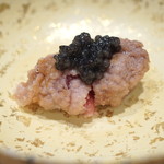 三谷 - 鮪のカマの唐揚　キャビアのせ　(2015/06)
