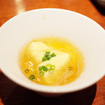 よろにく - 突き出しのとうもろこし豆腐 ホタテのジュレ