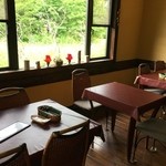 農家レストラン みのりの里 - 窓の外はまるで森の中